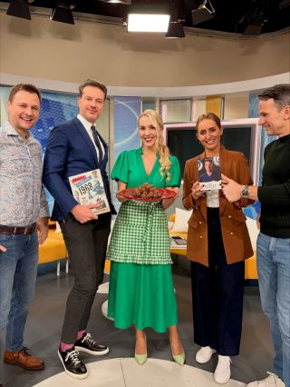 ☀️Dobré ráno, Instagrame! Ahoj 🫶 mávám ze studia Dobré ráno. V pondělí jsem tam totiž byla znovu a ten předvánoční vibe je...